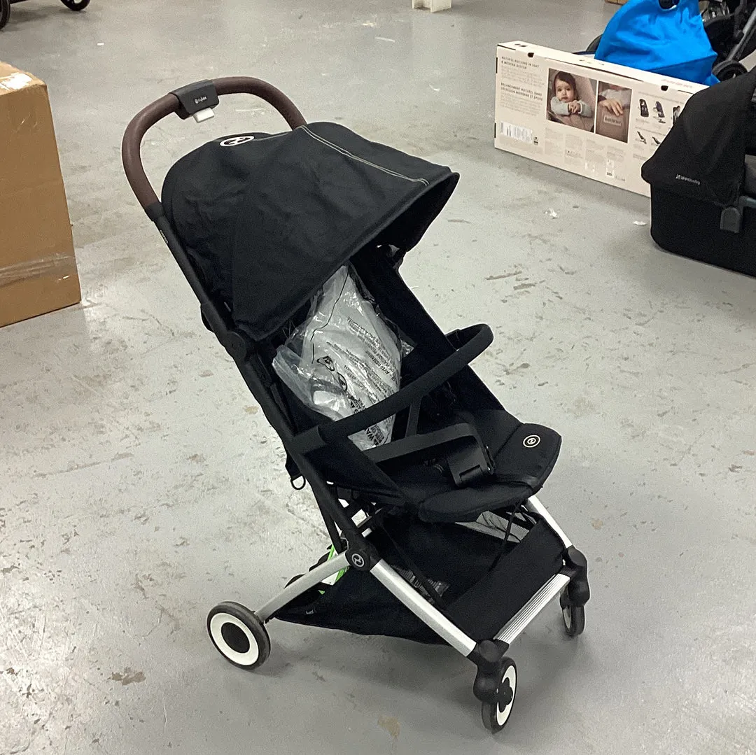 ORFEO Compact Stroller - Silver Frame   Moon Black Seat (Floor Model)